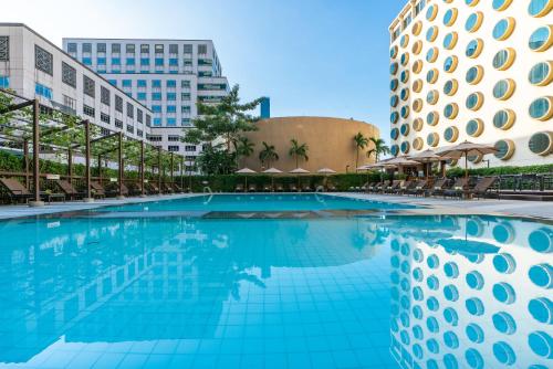 曼谷Holiday Inn Bangkok Silom, an IHG Hotel的大楼前的游泳池