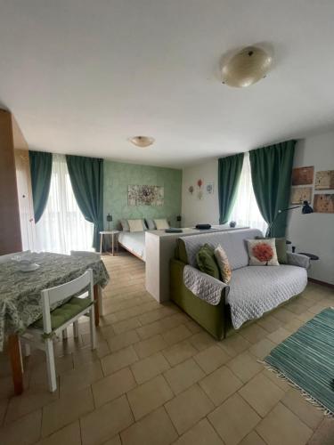 瓦尔迪索托Appartamento alle porte di Bormio的客厅配有沙发和桌子