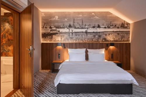 扎莫希奇阿蒂斯Spa酒店的一间卧室配有一张壁画床
