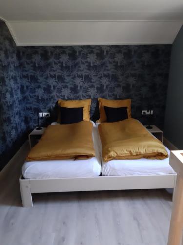 哈克斯卑尔根Het Tuffel Huuske ( Het Aardappelhuisje )的卧室内两张并排的床