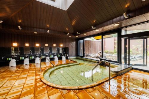 奈良KAMENOI HOTEL Nara的一间健身房,在房间中间设有一个游泳池