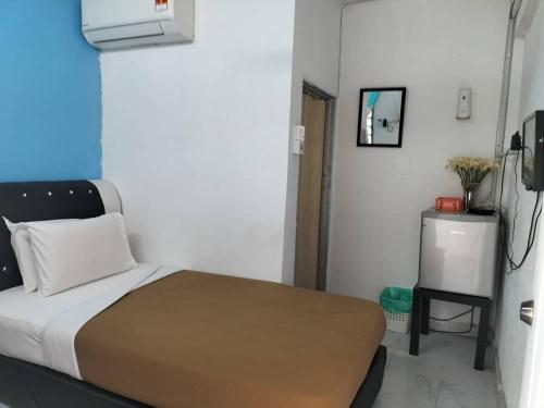 Kampong Telokkhairul homestay taman tengiri seberang jaya的一间小卧室,配有一张床和电视