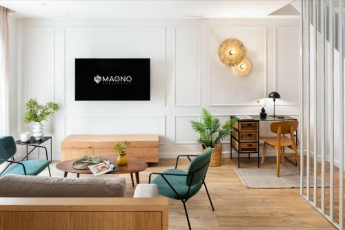 塞维利亚Magno Apartments Cabo Noval Luxury House的客厅配有沙发和桌子