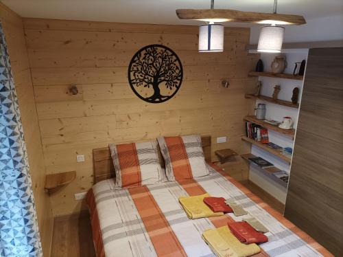 Fay-en-MontagneGîte Massatho tout confort avec jardin的小木屋内一间卧室,配有一张床