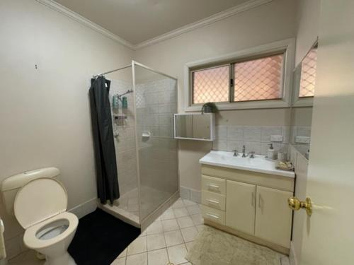 南黑德兰Four bedroom House on Masters South Hedland的带淋浴、卫生间和盥洗盆的浴室