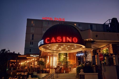 奥帕提亚Hotel Paris的大楼前有赌场标志的酒店