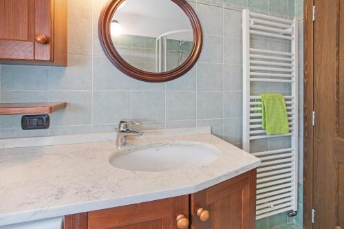 瓦尔迪索托Appartamento Silvia的一间带水槽和镜子的浴室