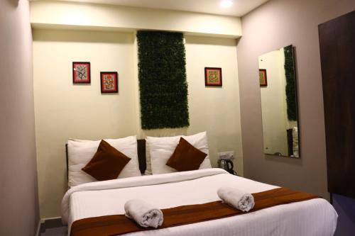 NagarbazarTwelfth 9ight的一间卧室设有一张大床和绿色的墙壁