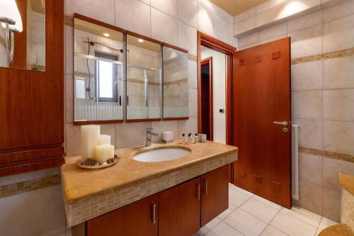 根纳迪Casa di Vasia的一间带水槽和镜子的浴室