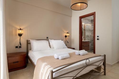 根纳迪Casa di Vasia的一间卧室配有一张床,上面有两条毛巾