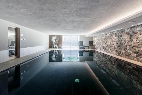 蒙圭尔福克里斯托夫酒店的一间带石墙和游泳池的浴室