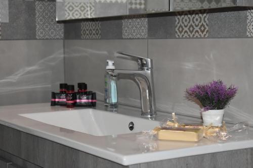 塞萨洛尼基Domenica Studios 2的浴室水槽配有水龙头和化妆品