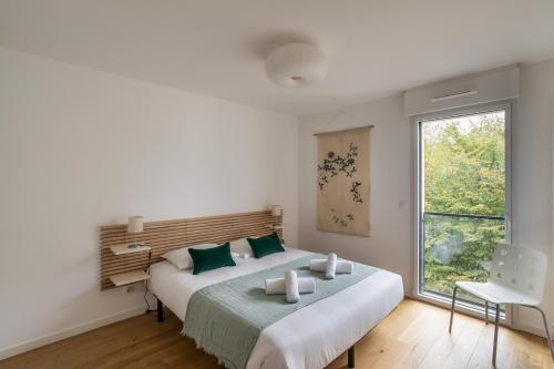 南特Le Bienveillant - T3 proche Jardin des Plantes的白色的卧室设有一张大床和一个窗户