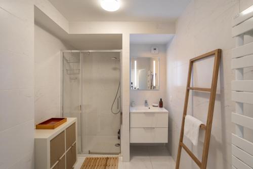 南特Le Bienveillant - T3 proche Jardin des Plantes的带淋浴和盥洗盆的白色浴室