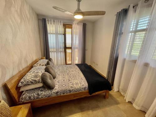 菲内斯特拉特Remarkable 1-Bed Apartment & Sea Views - Sleeps 2的卧室配有带枕头和窗户的床。