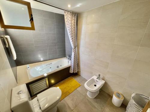菲内斯特拉特Remarkable 1-Bed Apartment & Sea Views - Sleeps 2的浴室配有卫生间、浴缸和水槽。