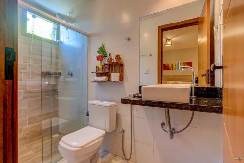 巴拉格兰德Pousada Céu & Mar de Taipu的浴室配有卫生间、盥洗盆和淋浴。