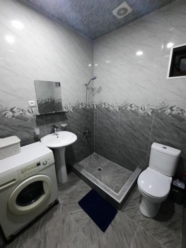 博尔若米Kesi’s House的带淋浴、卫生间和盥洗盆的浴室