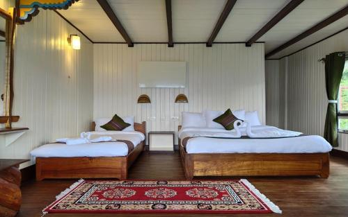 佩林The Nettle and Fern Farmstay的一间设有两张床的房间和红色地毯