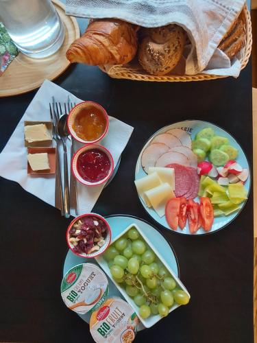 波切尼斯VIGEO lounge b&b coffee的一张桌子,上面放着两盘食物和一篮面包