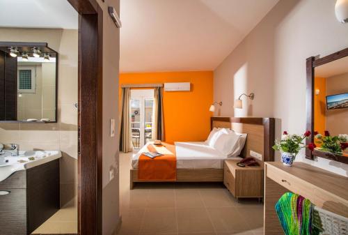 赫索尼索斯Dorian Boutique Hotel-Apartments的客房内的浴室设有床和水槽