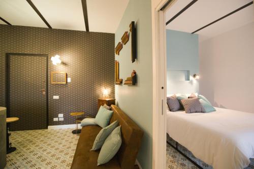 内米Suite sul Lago的一间卧室配有一张床,一扇门通往浴室