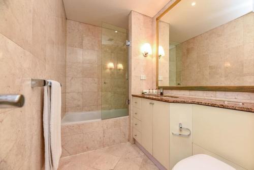 悉尼Huge Exec Apartment -Fantastic CBD Location B21001的带淋浴、卫生间和浴缸的浴室