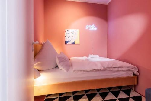 柏林Crazy 44sqm 3room maisonette apt Near center的一间小卧室,配有一张粉红色的墙壁床