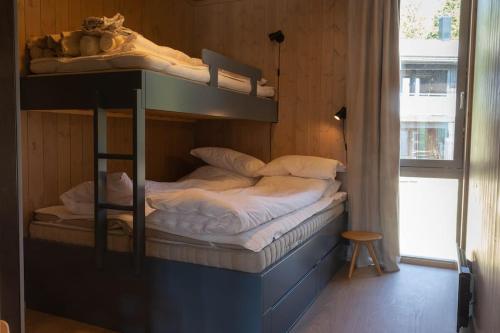 FavangNy leilighet på Kvitfjell Vest. Ski inn/ut的带窗户的客房内的两张双层床