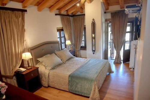 蒂米萨那阿尔肯蒂克德里基安尼酒店的一间卧室配有一张床和两盏灯及窗户。