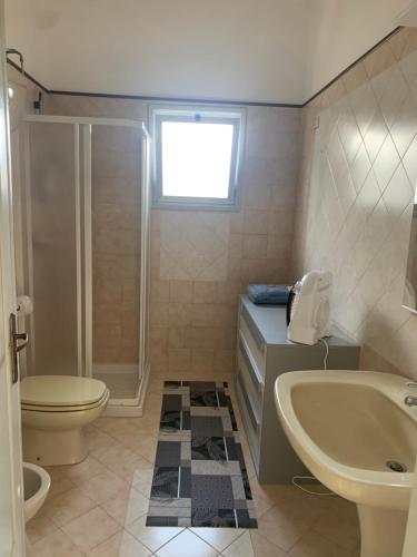 加拉蒂纳FLAVIO RELAX的带淋浴卫生间和盥洗盆的浴室
