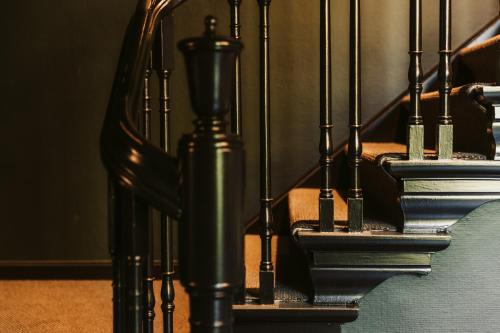 圣马尔滕斯·拉特姆杜普切旅馆的一套带黑色栏杆的楼梯