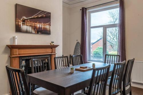 乔利Contractors accommodation in Chorley by Lancashire Holiday Lets的一间带桌椅和窗户的用餐室