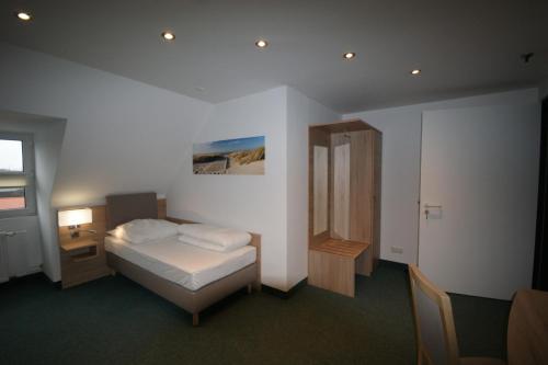 不来梅港BusinessInn.de Aparthotel Bremerhaven的一间卧室配有一张床、一张桌子和一面镜子