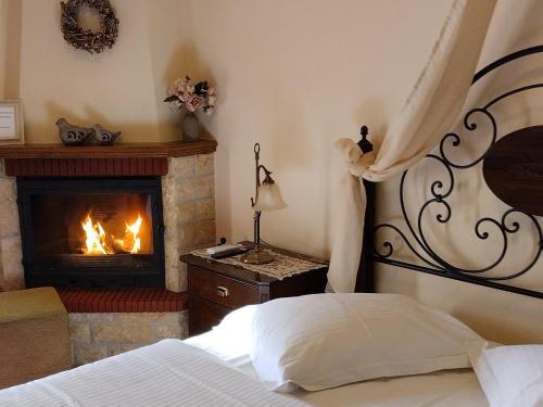 卡尔派尼西翁瓦伦蒂尼旅馆的一间卧室配有一张床和一个壁炉