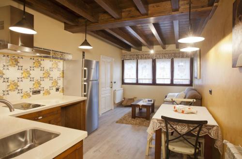 波拉·德莱纳Apartamentos El Aramo Asturias的厨房配有冰箱和桌椅