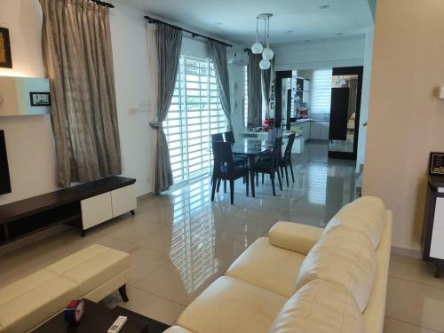 浮罗山背Prestij 3 Homestay, Balik Pulau的带沙发的客厅和用餐室