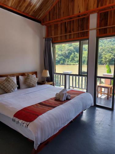 NongkhiawNam ou view villa的一间卧室设有一张大床和大窗户