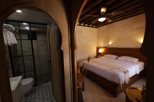 HalfetiCEVHER KONAĞI的一间卧室配有一张床,浴室设有淋浴。