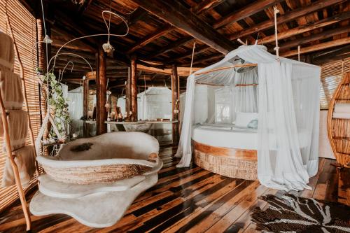 图卢姆阿祖里克度假酒店的带浴缸和床的房间