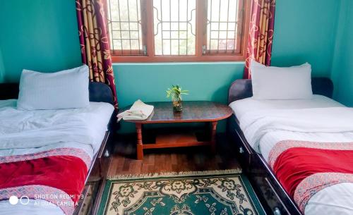 图利凯尔Patlekhet Eco Farmhouse的两张床铺位于一个房间,中间有桌子