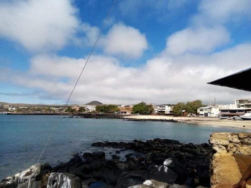 巴克里索莫雷诺港Casa de Alexita的风筝在水体上飞行的人