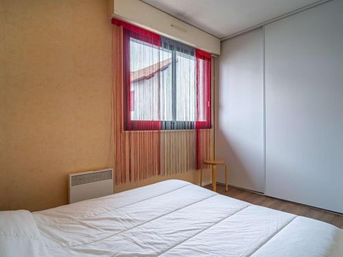 昂代Appartement Hendaye, 2 pièces, 5 personnes - FR-1-2-299的卧室配有白色的床和窗户。