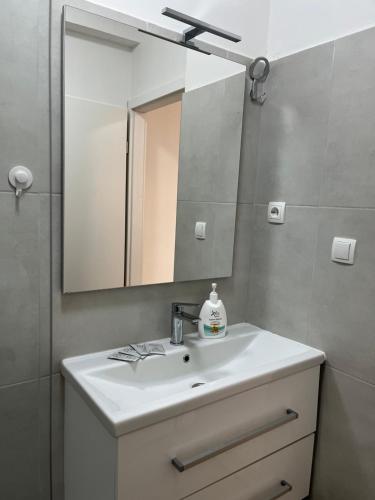 扎达尔Apartment Renata的浴室设有白色水槽和镜子