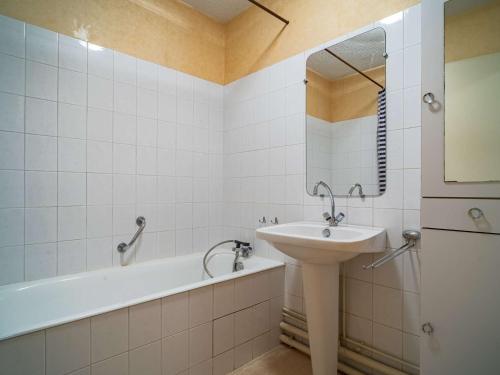 昂代Appartement Hendaye, 2 pièces, 5 personnes - FR-1-2-299的浴室配有盥洗盆、浴缸和盥洗盆