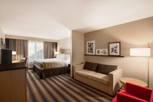 博兹曼博兹曼市卡尔森江山套房旅馆的酒店客房,配有床和沙发