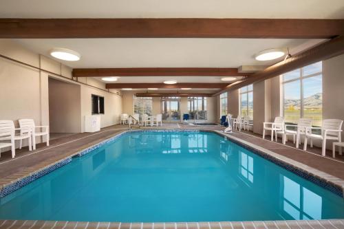 博兹曼博兹曼市卡尔森江山套房旅馆的游泳池位于酒店客房内,配有桌椅