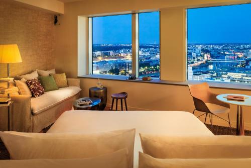 巴黎Too Hotel Paris - MGallery的带沙发和大窗户的客厅