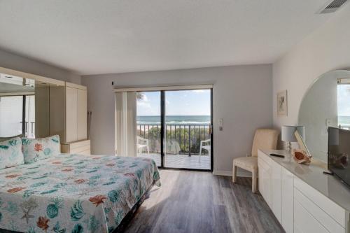 庞塞进Blue Skies Oceanfront 2 bedroom townhouse的一间卧室配有一张床,享有海景