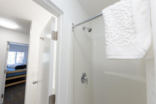 基洛纳哥伦比亚大学奥肯那根校园酒店的白色的浴室设有白色毛巾和淋浴